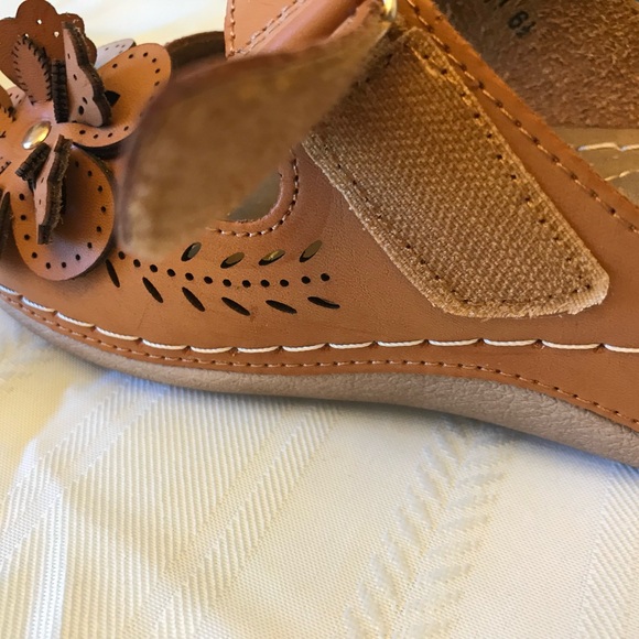 Italina new Brown Leather Floral Sandals Sz 6.5 - Picture 5 of 5